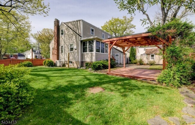 Building Photo - 72 Colonial Dr