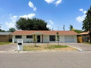 Building Photo - Sunny & Stylish Mission Home!