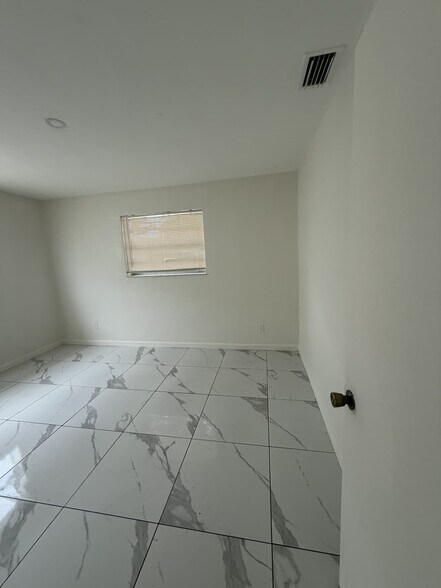 Building Photo - 2851 NW 15th Ct