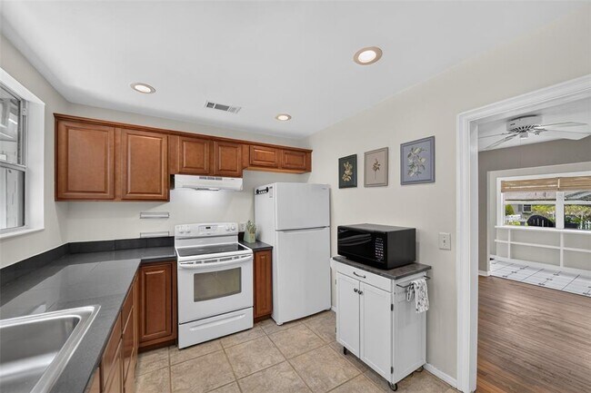 Building Photo - 2732 Newark Way