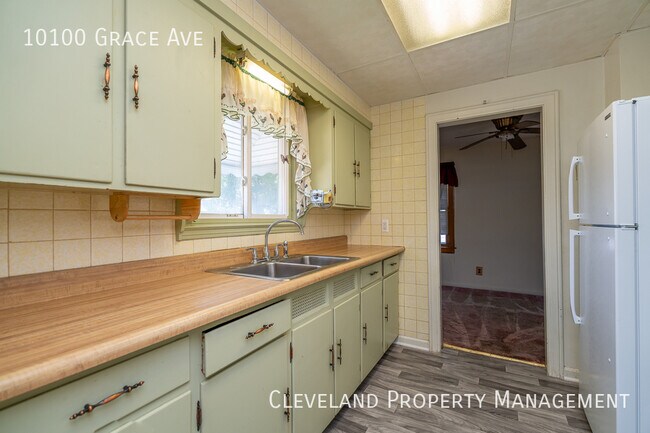 Building Photo - Solid Garfield Hts Colonial