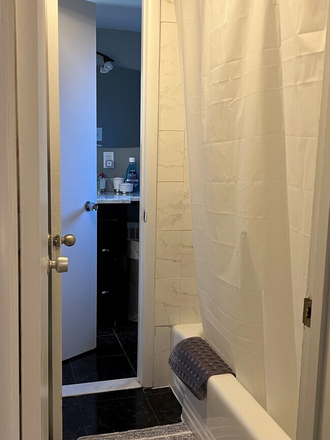 Building Photo - 4800 Chevy Chase Dr