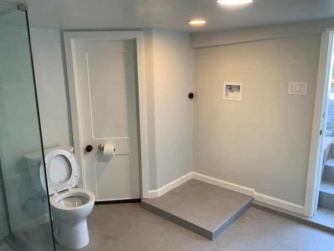 Building Photo - Beautifully remodeled 3 bedroom 2 bath Pin...