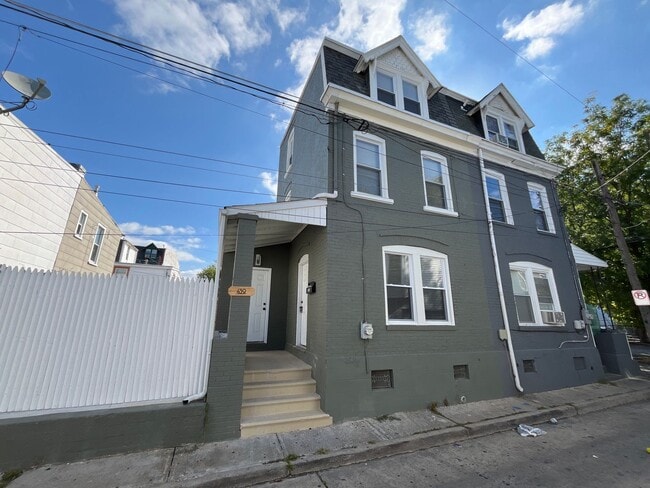 Primary Photo - Fully Renovated and Modern 3-Bedroom, 1-Ba...