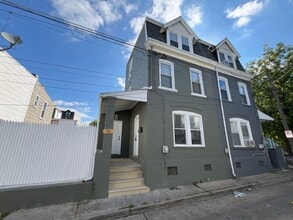 Building Photo - Fully Renovated and Modern 3-Bedroom, 1-Ba...