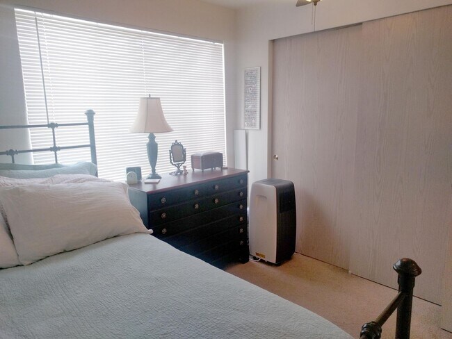 Building Photo - Queen Anne west facing 1 Bedroom patio sec...