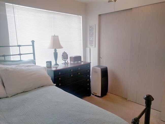 Building Photo - Queen Anne west facing 1 Bedroom patio secure building and garage