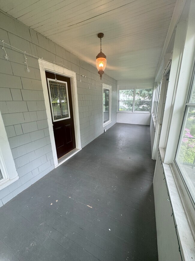 Enclosed front Porch - 42 Chappell St