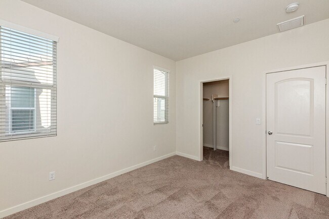 Building Photo - Comfort Meets Coastal Living 4 Bed 2.5 Bath in Oceanside!