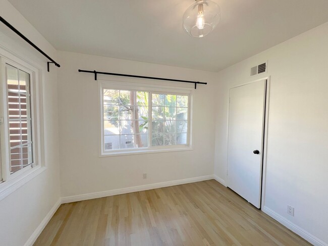 Building Photo - Clean and Updated 2 Bedroom in Long Beach