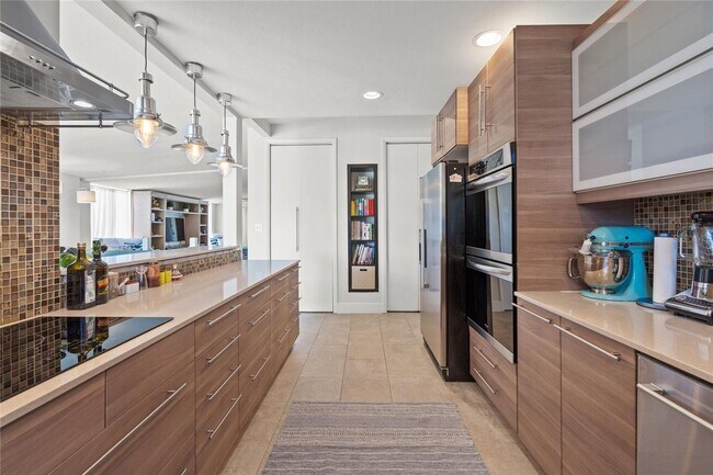 Building Photo - 2/2 luxury pool home in Sarasota, unfurnished annual rental
