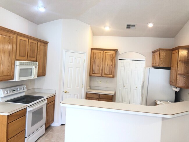 Building Photo - 3 bed 2 bath home for rent in Hurricane