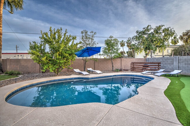 Building Photo - 2 Bd 2 Ba + Guest House with Fully Furnish...