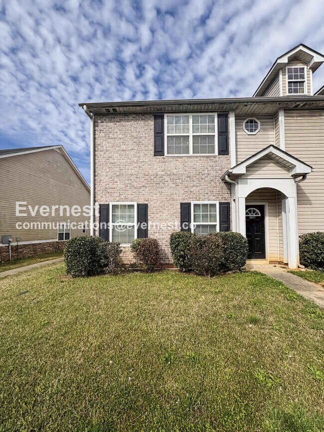 Building Photo - 3 Bed, 2.5 Bath Home with Off-Street Parking / Pet-Friendly / Available Now!