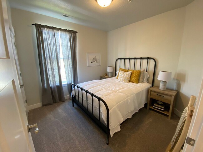 Building Photo - Lakefront at Vineyard Town Center Condo