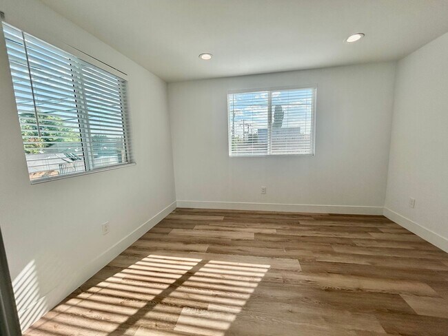 Building Photo - NewB La T 8418