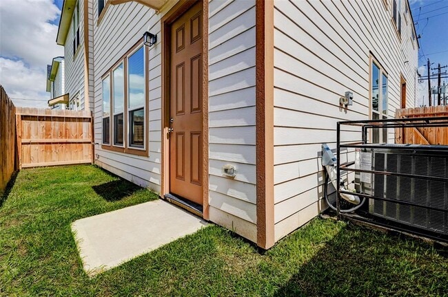 Building Photo - 2115 Esther Dr
