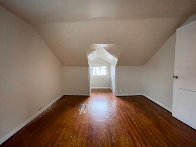 Building Photo - PRELEASING for AUGUST! Close to Campus