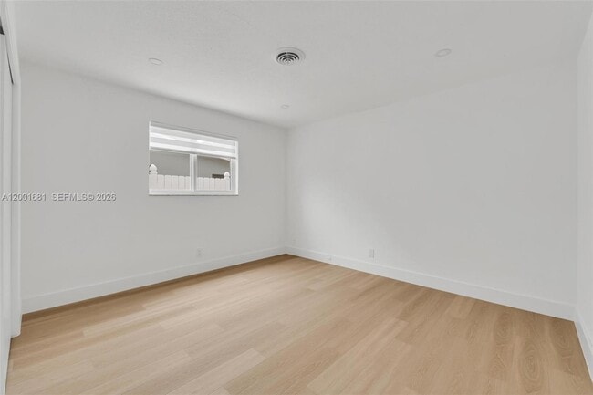 Building Photo - 1611 NE 50th Ct