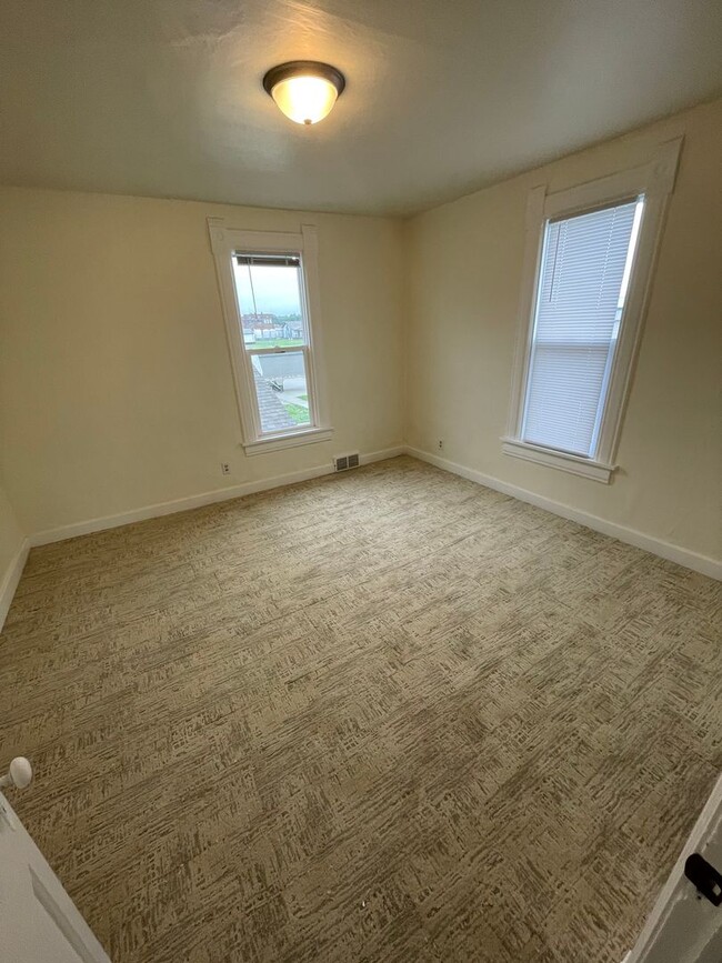 Building Photo - Updated 5 Bedroom House for Rent