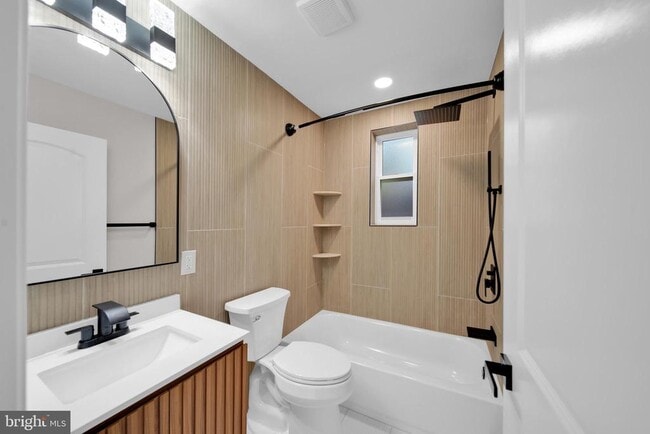 Building Photo - 119 Victor St NE