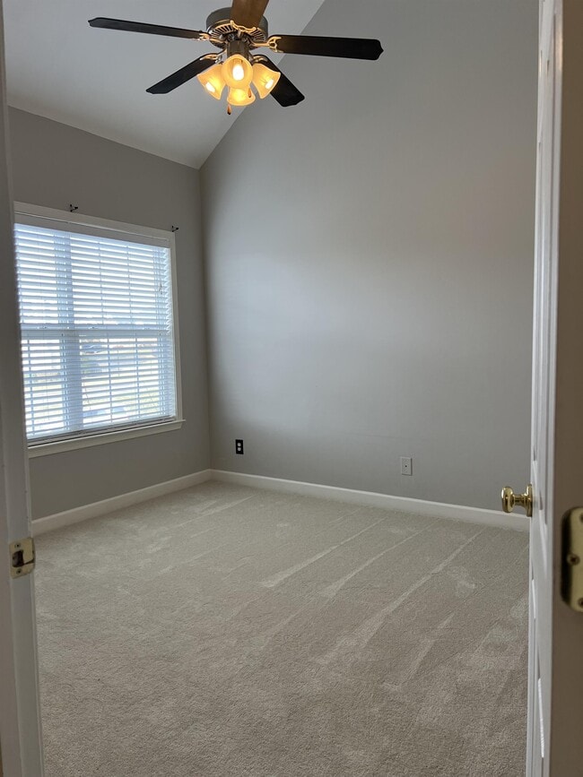 Building Photo - 2271 Dewey Dr