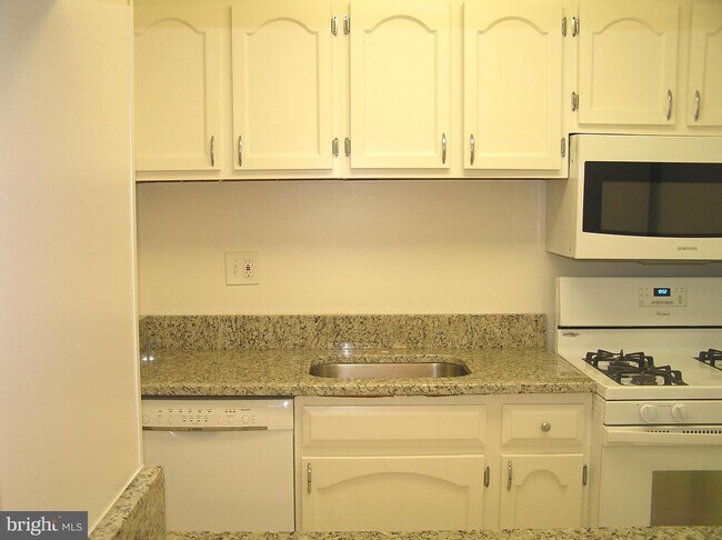 Building Photo - 5817 Cove Landing Rd