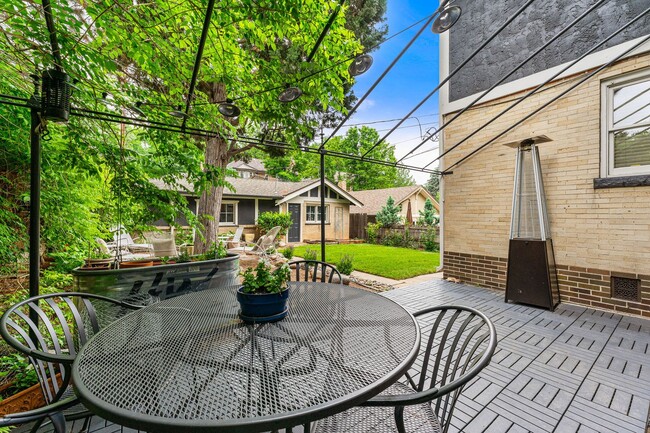 Building Photo - LOCATION LOCATION!! Stunning home located ...
