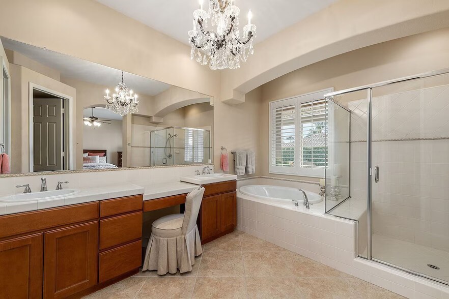 Primary Masterbath, Soaking Tub, Separate Shower - 49 Vista Mirage Way