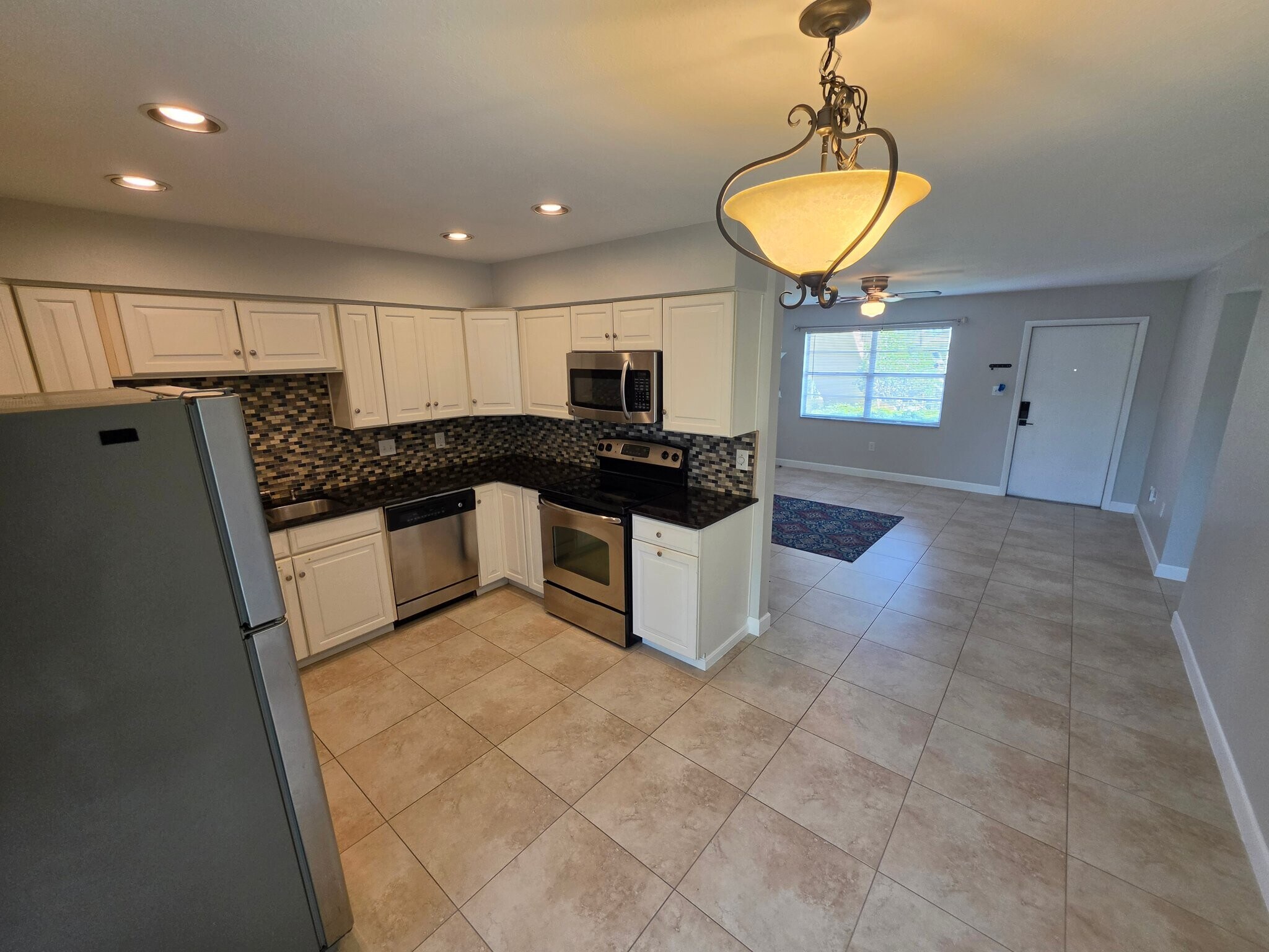 Building Photo - 665 Palm View Dr