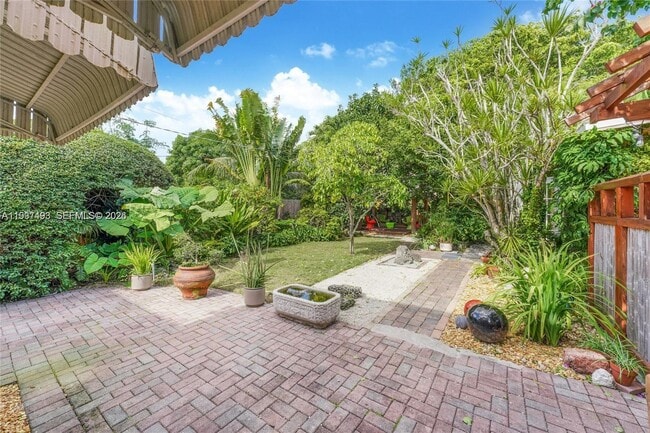 Building Photo - 521 NE 74th St