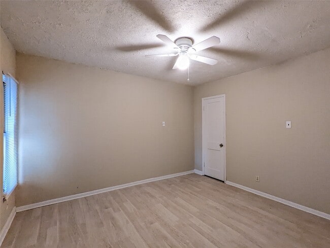 Building Photo - 2016 Creston Dr