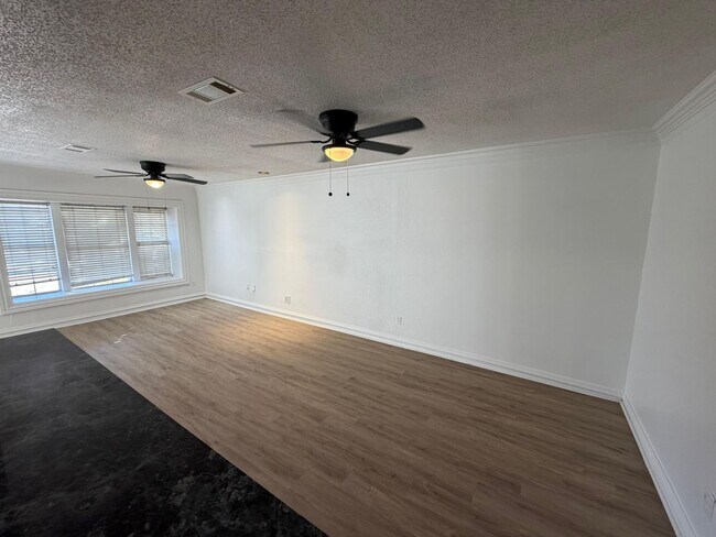 Building Photo - 8415 Glen Regal Dr