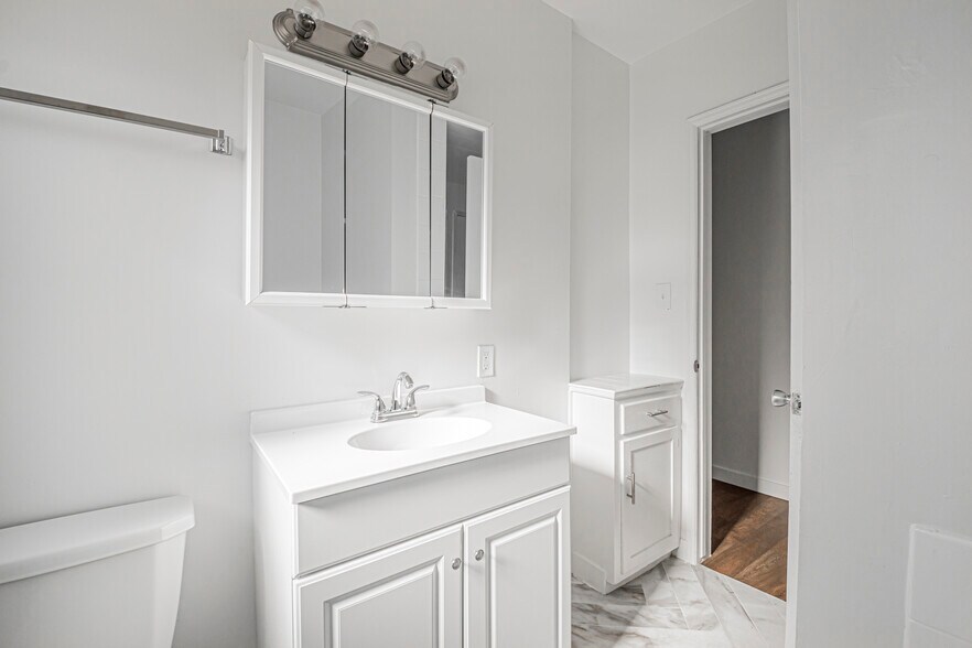 Building Photo - 5838.5 W 88th St