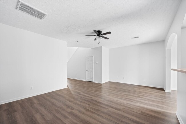 Building Photo - Stunning 3BR/2.5BA Updated Townhome in Pri...