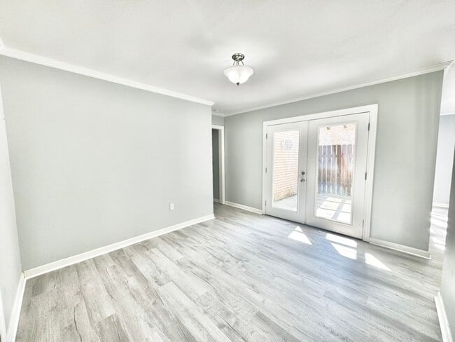 Building Photo - Beautiful 3BR/2BA Home with Sunroom, Formal Dining & Large Backyard