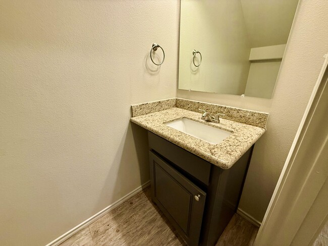 Building Photo - 909 Manchester Ct