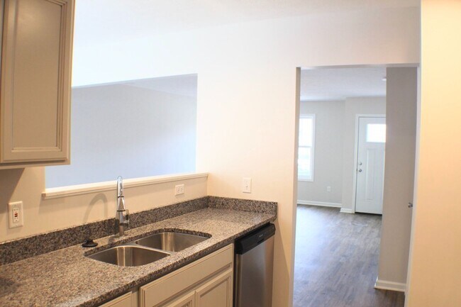 Building Photo - Spacious 3-Bedroom Townhome for Rent – Steps from Sentara RMH!
