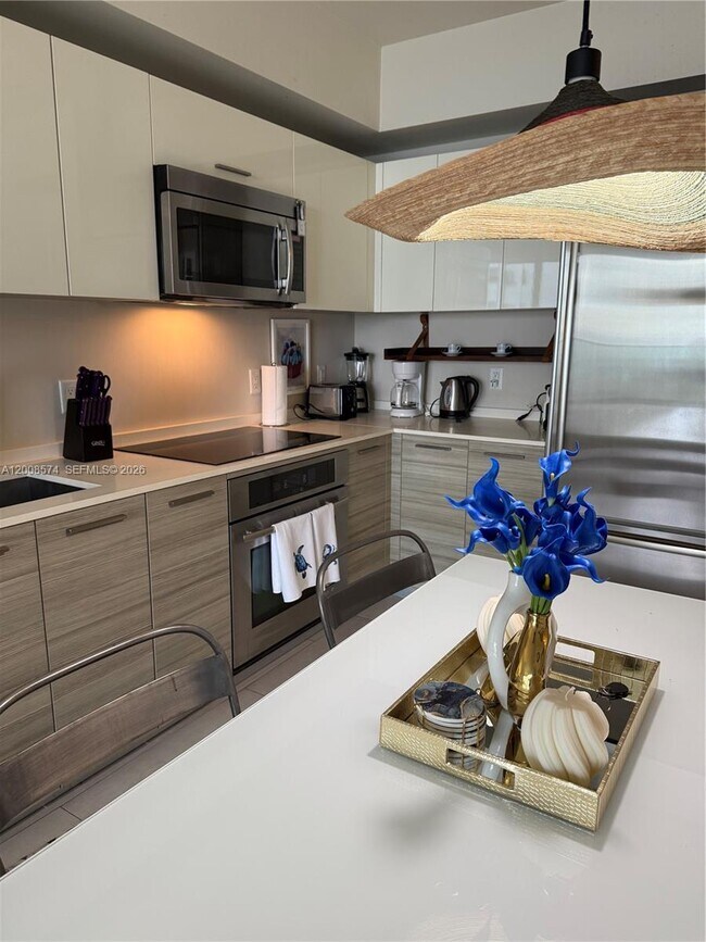 Building Photo - 1300 Brickell Bay Dr