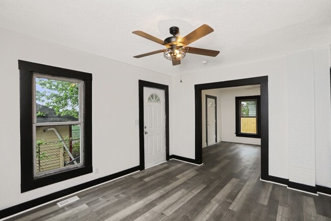 Building Photo - Check out this spacious 2bdr home for rent!