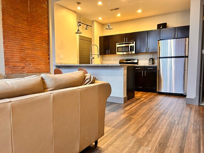 Building Photo - 570 S Front St