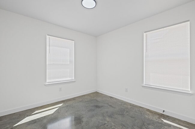 Building Photo - 1061 N Avalon St