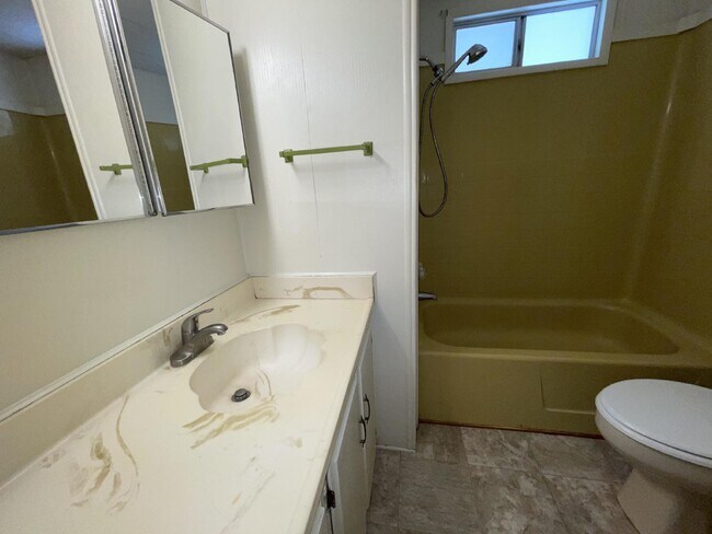 Building Photo - 2 bed 2 bath close to the river.