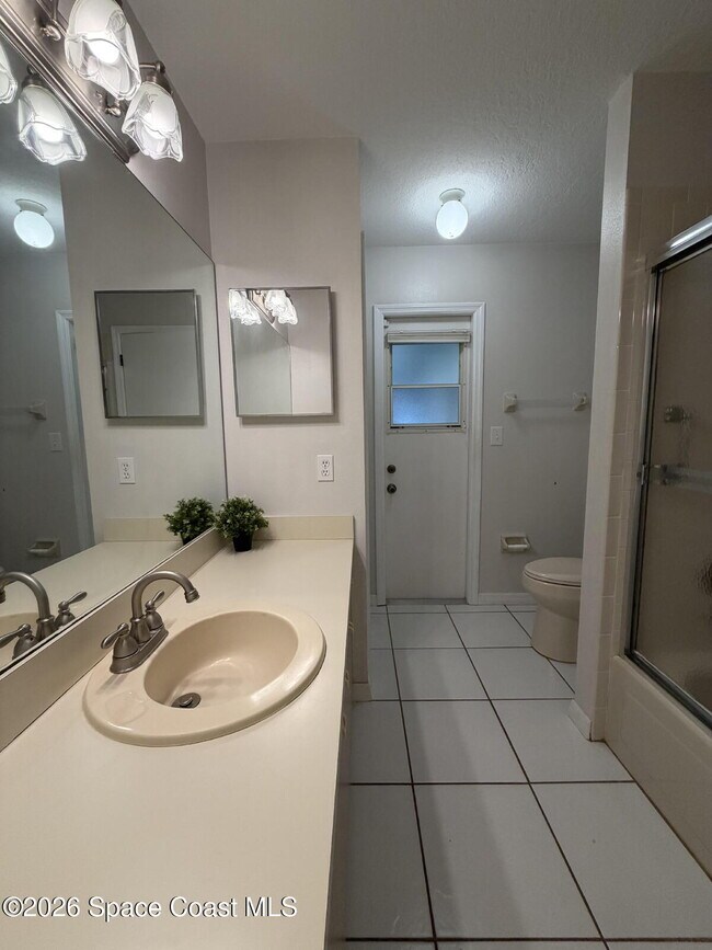 Building Photo - 1305 Ambra Dr