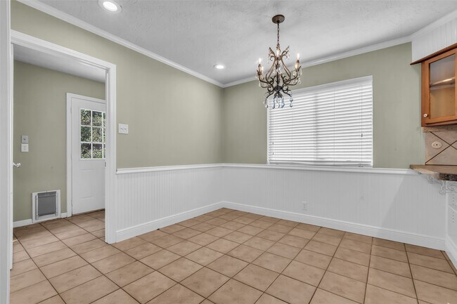 Building Photo - 23826 Farm Hill Dr