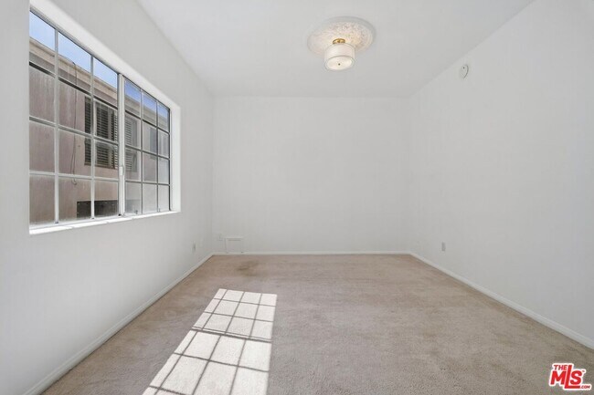 Building Photo - 2205 S Bentley Ave
