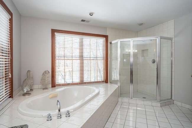 Building Photo - 3 Eton Pl