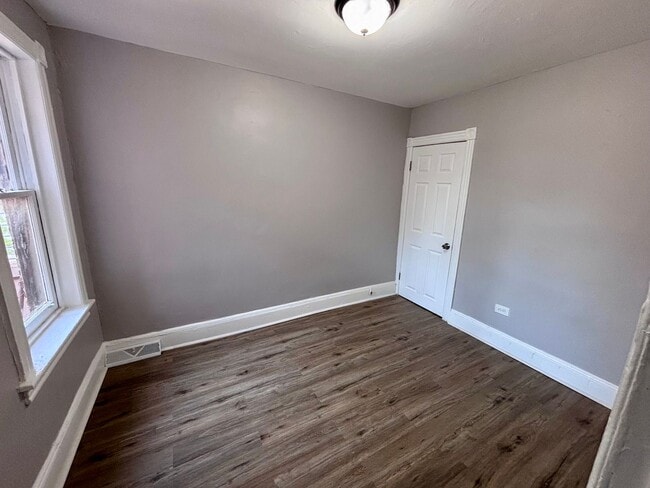 Building Photo - 3 Bedroom Home on Walnut St, Trenton