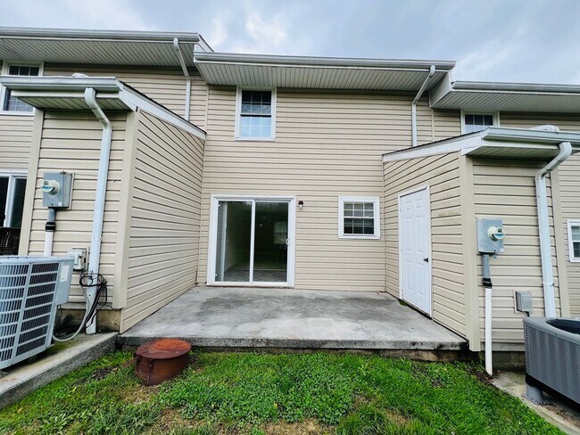 Building Photo - 2 Bedroom, 1.5 Bath Townhouse