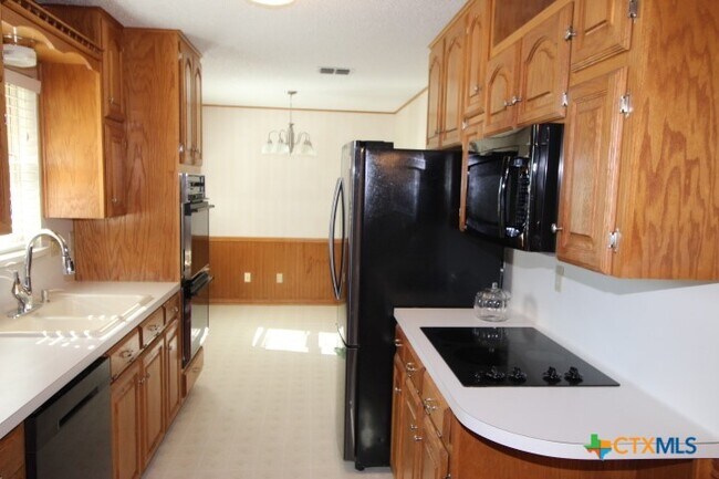 Building Photo - 1606 Hughes Ave